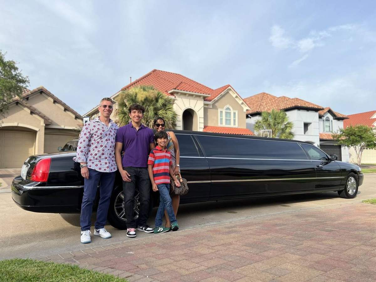 Lincoln Town Car family home — Houston Limo Chauffeur