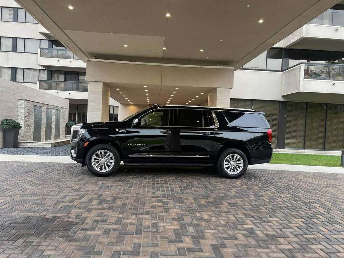 Yukon hotel portico — Houston Limo Chauffeur